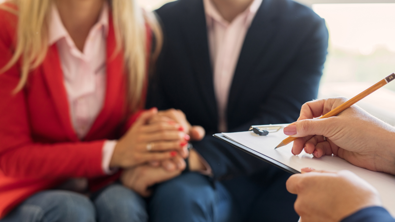 Marido y mujer apoyándose mutuamente en la terapia de pareja