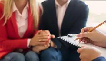 Marido y mujer apoyándose mutuamente en la terapia de pareja