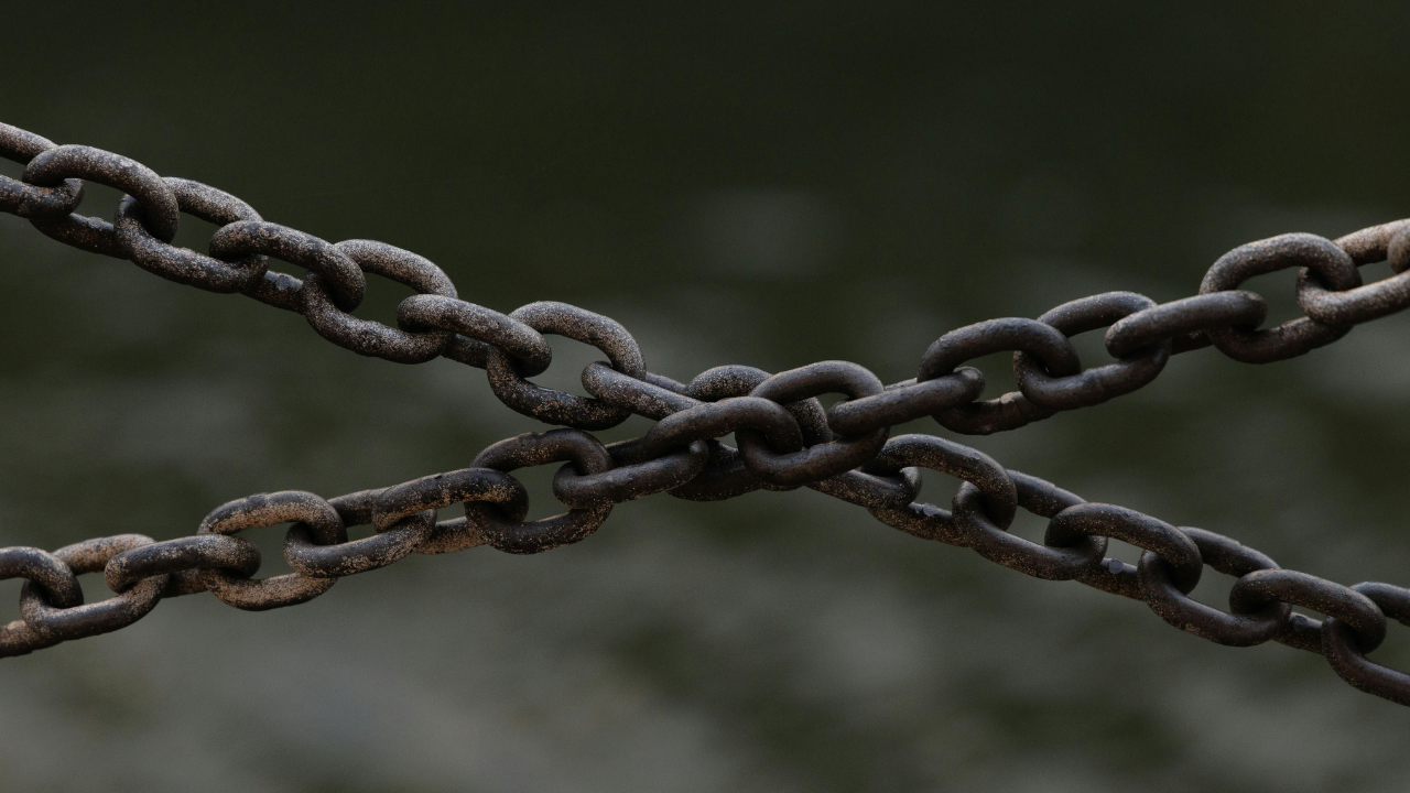 Cadenas oxidadas sobre un fondo difuminado