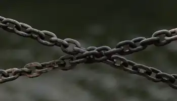 Cadenas oxidadas sobre un fondo difuminado